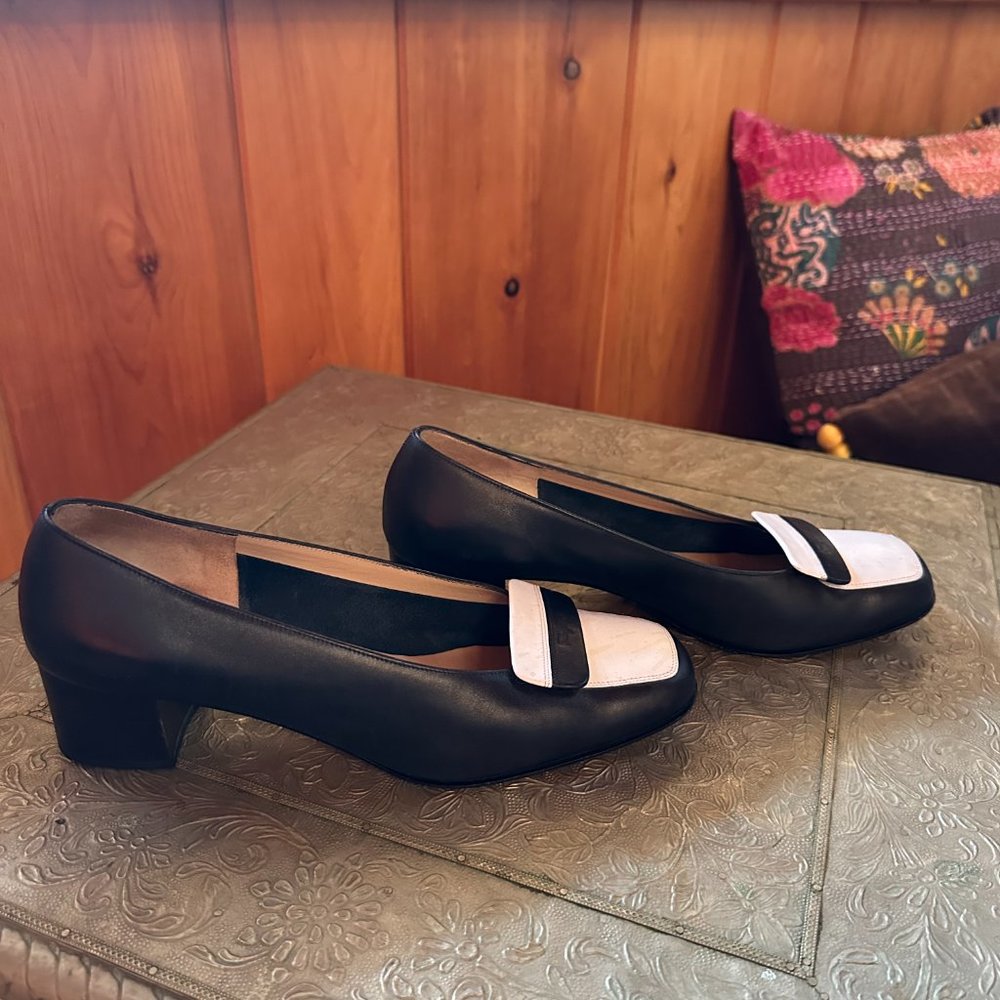 SALVATORE FERRAGAMO Davidia Navy and White Block Heel Shoes - 8 ½ - Picture 2 of 15